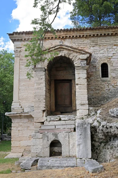 Trevi Umbria régióban, és a történelmi "Fonti del Clitunno között Spoleto város". — Stock Fotó