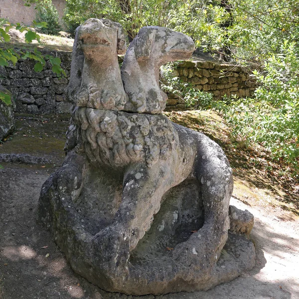 Una visita al Monster Park (en italiano 'Parco dei Mostri'), un jardín de arquitectura esotérica en Bomarzo (Tuscia, Lazio) provincia de Viterbo, Italia central . — Foto de Stock