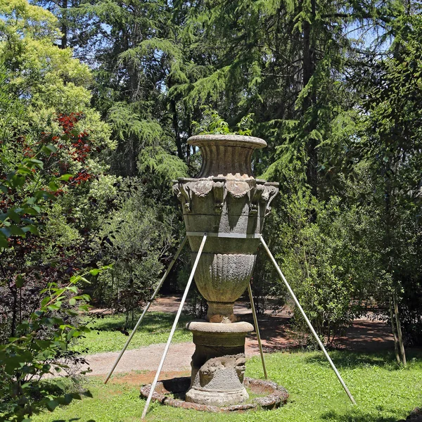 Visita al Parco dei Mostri, un giardino architettonico esoterico in provincia di Bomarzo (Tuscia, Lazio) a Viterbo . — Foto Stock