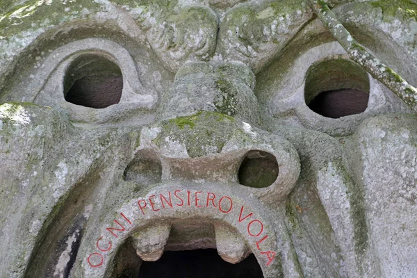 Escultura de la boca del orco en el famoso Parco dei Mostri (Parque de los Monstruos), también llamado Sacro Bosco (Arboleda Sagrada) o Jardines de Bomarzo en Bomarzo, provincia de Viterbo, norte del Lacio, Italia — Foto de Stock