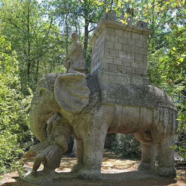 Статуя боевого слона, с римским центурионом, запертым в хоботке, вероятно, является данью лорда Бомарцо бизнесу Аннибале . — стоковое фото