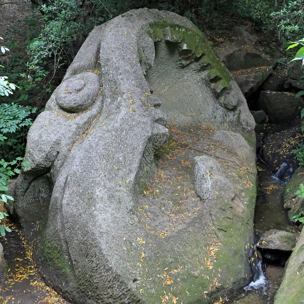 Uma visita ao Monster Park (em italiano "Parco dei Mostri"), um jardim de arquitetura esotérica em Bomarzo (Tuscia, Lazio) província de Viterbo, no centro da Itália . — Fotografia de Stock