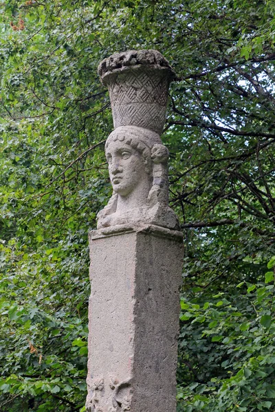 Een bezoek aan Monster Park (in het Italiaans 'Parco dei Mostri'), een tuin van de esoterische het platform in Bomarzo (Tuscia, Lazio) provincie Viterbo, Italië. — Stockfoto