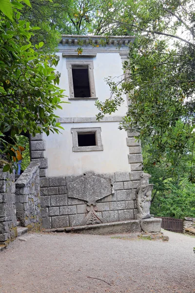 Visita al Parco dei Mostri, un giardino architettonico esoterico in provincia di Bomarzo (Tuscia, Lazio) a Viterbo . — Foto Stock