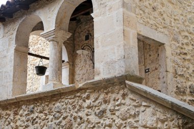 SANTO STEFANO DI SESSANIO (L 'AQUILA), İtalya - 8 AĞUSTOS 2019 - Santo Stefano di Sessanio İtalya' nın Abruzzo bölgesinde L 'Aquila iline bağlı pitoresk bir tepe kasabasıdır..