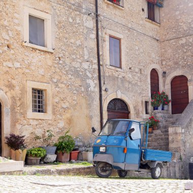 SANTO STEFANO DI SESSANIO (L 'AQUILA), İtalya - 8 AĞUSTOS 2019 - Santo Stefano di Sessanio' ya park etmiş Ape Piaggio