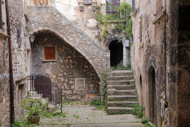 SANTO STEFANO DI SESSANIO (L 'AQUILA), İtalya - 8 AĞUSTOS 2019 - Santo Stefano di Sessanio İtalya' nın Abruzzo bölgesinde L 'Aquila iline bağlı pitoresk bir tepe kasabasıdır..