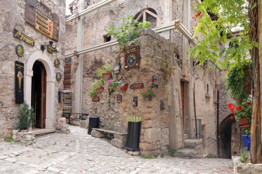 SANTO STEFANO DI SESSANIO (L 'AQUILA), İtalya - 8 AĞUSTOS 2019 - Santo Stefano di Sessanio İtalya' nın Abruzzo bölgesinde L 'Aquila iline bağlı pitoresk bir tepe kasabasıdır..