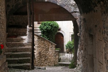 SANTO STEFANO DI SESSANIO (L 'AQUILA), İtalya - 8 AĞUSTOS 2019 - Santo Stefano di Sessanio İtalya' nın Abruzzo bölgesinde L 'Aquila iline bağlı pitoresk bir tepe kasabasıdır..