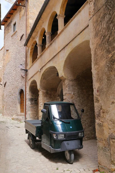 Santo Stefano Sessanio Aquila Itálie Srpna 2019 Opičí Piaggio Zaparkované — Stock fotografie