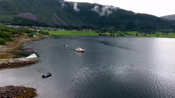 Yate flotando en el agua, Paisajes del norte, Noruega — Vídeo de stock