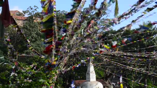 Bön flaggor blåsas av vinden i Nepal — Stockvideo