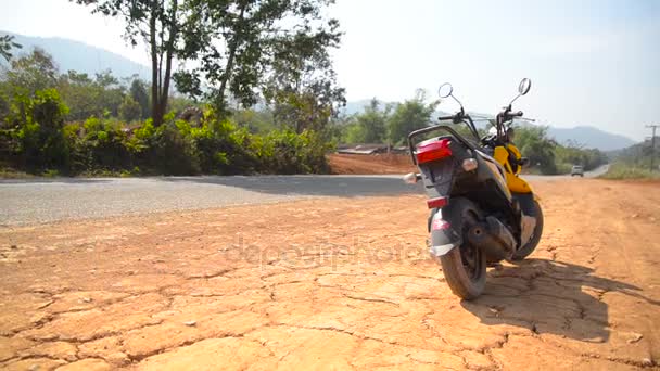 Kvinnan börjar sin motorcykel — Stockvideo