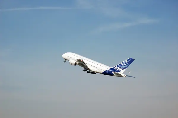 Vuelo Airbus A380 — Foto de Stock