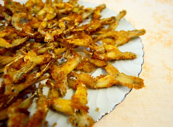 Fried kurbağa bacakları düz tabak