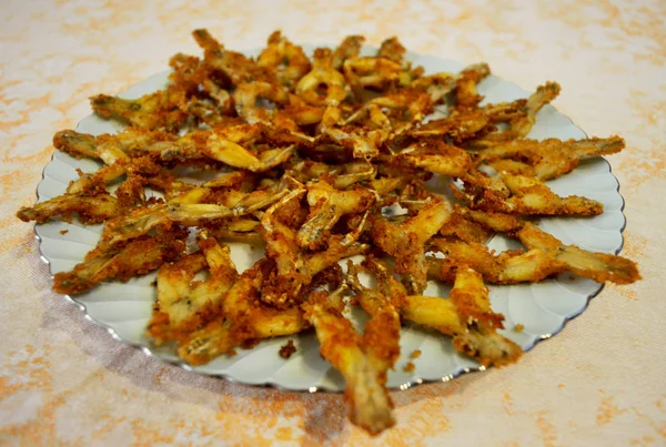Fried kurbağa bacağı düz plaka üzerinde