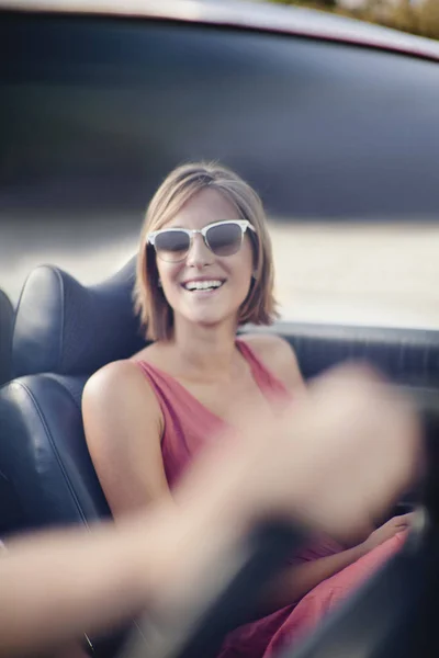 Kobieta, jazda w Cabrio — Zdjęcie stockowe