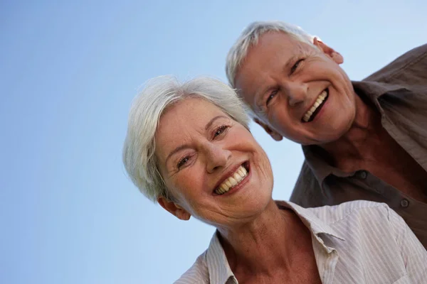 Senior couple bending — Stock Photo, Image