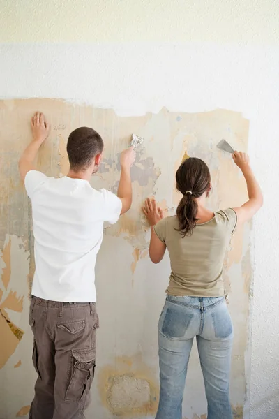 Young couple renovating — Stock Photo, Image