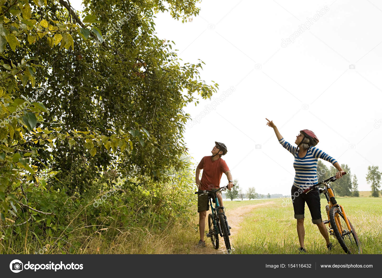 Cyclistes Debout Avec Des Velos Image Libre De Droit Par Imagesource C