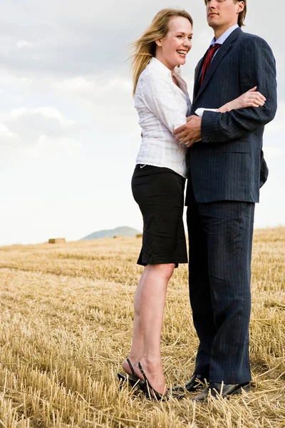 Couple standing in wheat field. — Stock Photo, Image