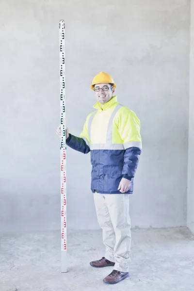 Worker measuring space on site — Stock Photo, Image