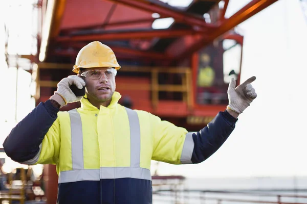Trabalhador usando walkie talkie — Fotografia de Stock
