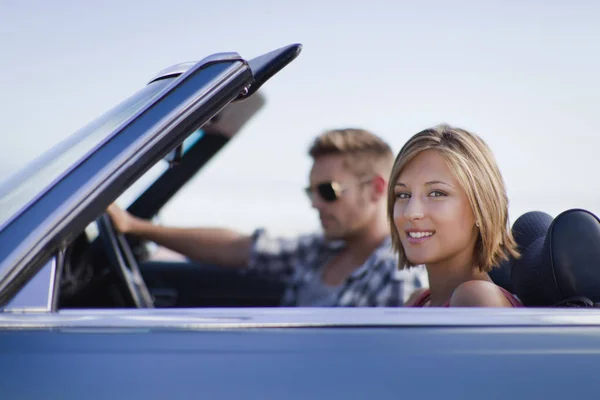 Mujer montando en convertible — Foto de Stock