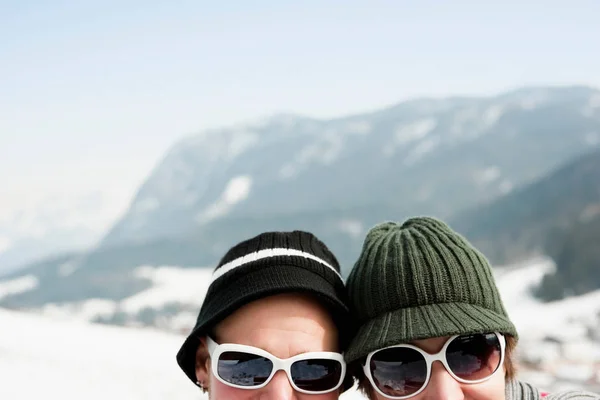 Couple dans les Alpes regardant à la caméra — Photo