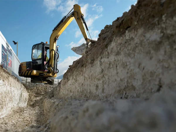 Digger op de bouwplaats — Stockfoto