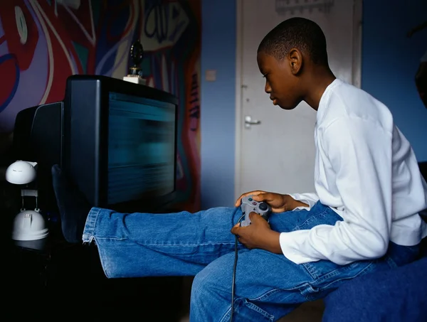 Jongen spelen van video game — Stockfoto