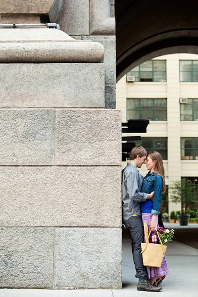 Pareja Joven Abrazándose Aire Libre —  Fotos de Stock