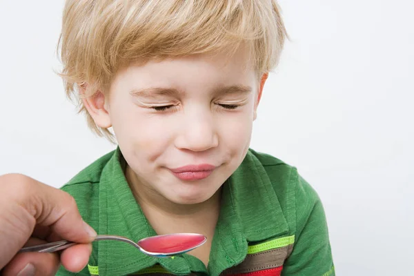 Niño y cuchara de medicina — Foto de Stock