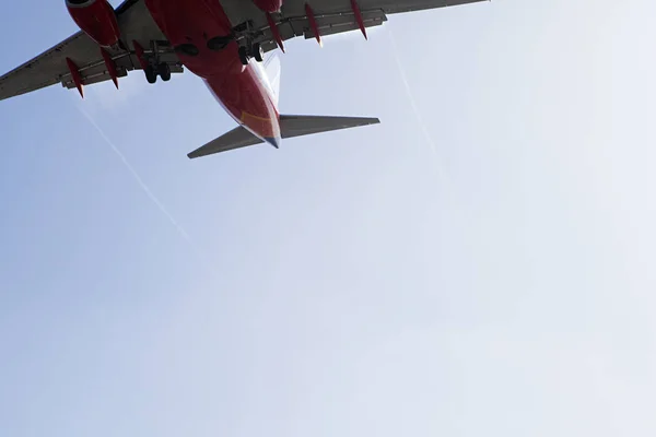 방문 하는 동안 상업적인 비행기 — 스톡 사진