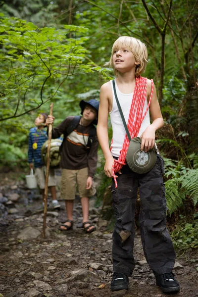 Ragazzi con attrezzatura da viaggio a piedi nella foresta — Foto Stock