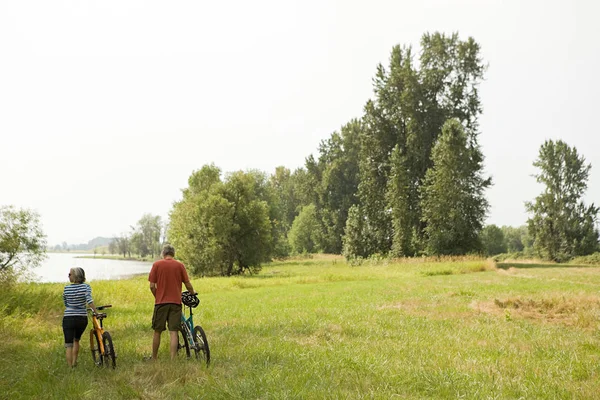 Par med cyklar på landsbygden — Stockfoto