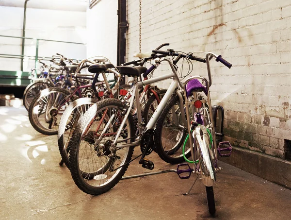 Fila de bicicletas aparcadas en la calle — Foto de Stock