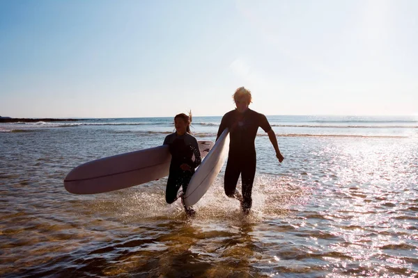 Couple courant dans l'eau — Photo