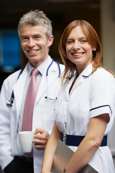 Médico y enfermera en la sala de espera — Foto de Stock