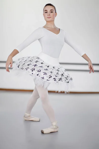 Balletttänzer posiert im Studio — Stockfoto