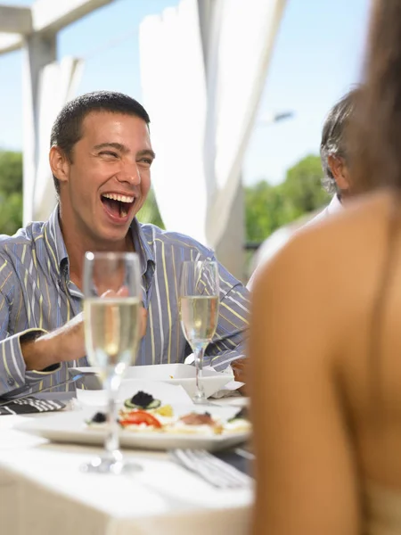 Mężczyzna Śmieje Się Imprezy — Zdjęcie stockowe