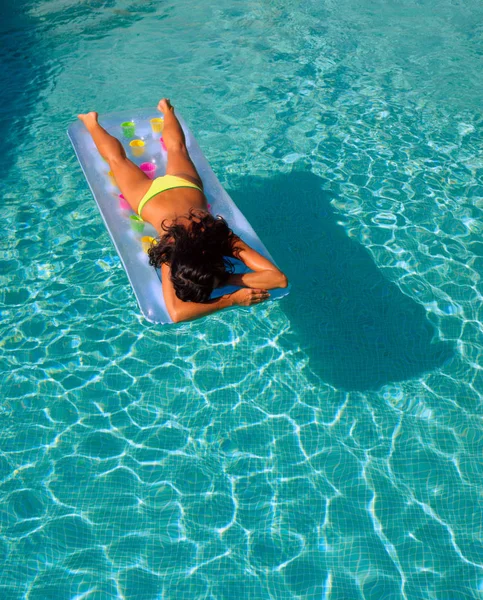 Mujer relajante y flotando en la piscina — Foto de Stock