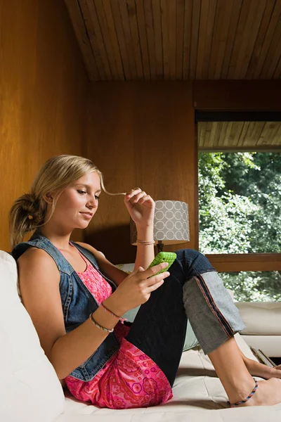 Teenage girl looking at cellphone — Stock Photo, Image