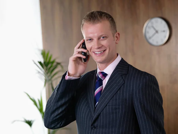 Uomo d'affari che parla al telefono — Foto Stock