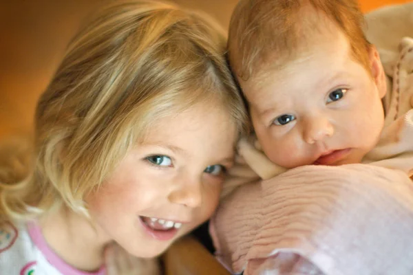 Το κορίτσι που χαμογελά με μωρό αδελφή — Φωτογραφία Αρχείου