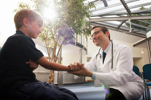 Läkare hälsning ung pojke i kirurgi — Stockfoto