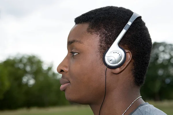 音楽を聴く少年 — ストック写真