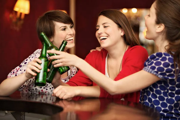 Amigos em um bar ou restaurante — Fotografia de Stock