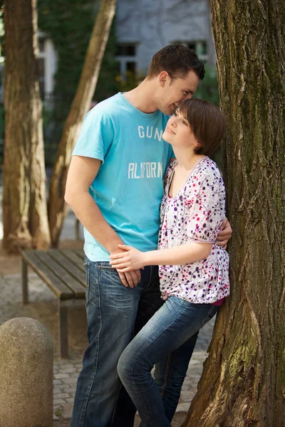 Молодая романтическая пара в парке — стоковое фото