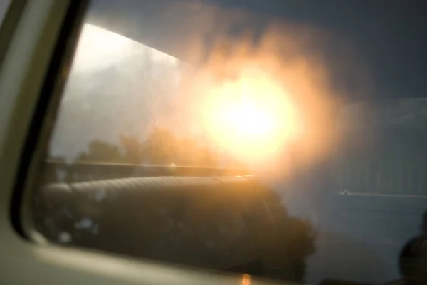 Araba camına yansıtan güneş ışığı — Stok fotoğraf